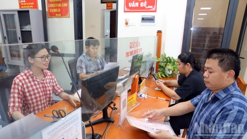Công chức xã Chi Lăng, tỉnh Lạng Sơn giải quyết thủ tục hành chính cho nhân dân. 