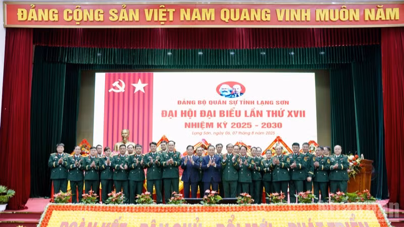 Lãnh đạo tỉnh Lạng Sơn, Ban Chấp hành Đảng bộ Quân sự tỉnh Lạng Sơn, nhiệm kỳ 2025-2030 và Đại biểu đi dự Đại hội cấp trên ra mắt Đại hội.