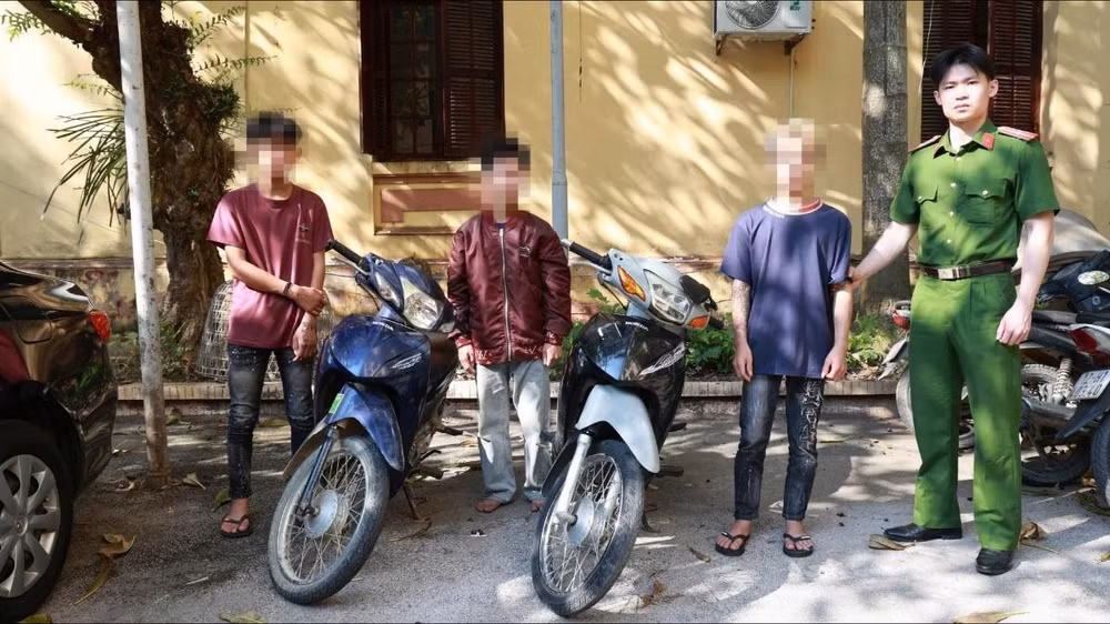 Các đối tượng cùng tang vật trộm cắp tại cơ quan Công an. (Ảnh: SẦM NGUYÊN)