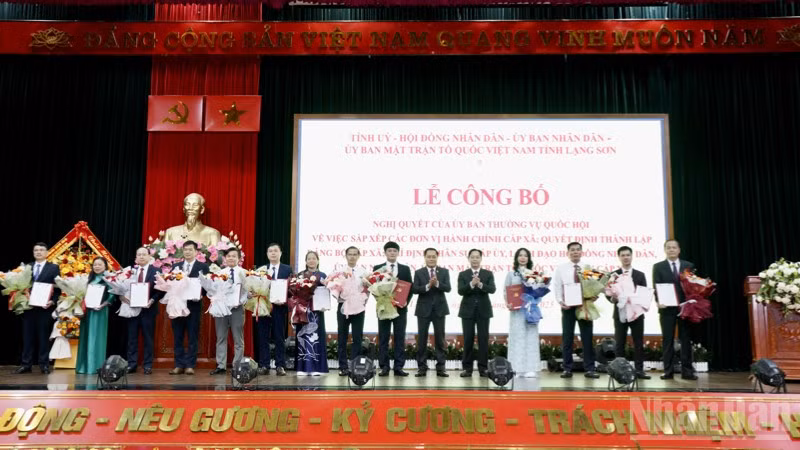 Các đồng chí Bí thư xã, phường tại Lạng Sơn nhận quyết định thực hiện nhiệm vụ từ ngày 1/7/2025.