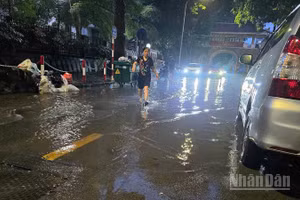 Phố Phạm Ngũ Lão mỗi khi có mưa mặt đường bị ngập, hệ thống thoát nước chậm.