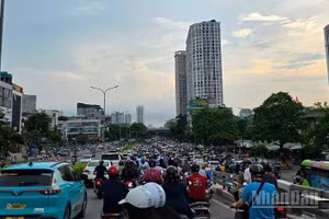 Hà Nội tổ chức phân luồng giao thông phục vụ nhu cầu đi lại của nhân dân trong dịp nghỉ lễ.