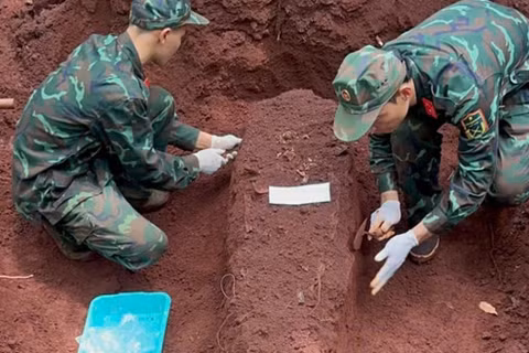 Các chiến sĩ Đội K76 cẩn trọng quy tập hài cốt liệt sĩ tại khu vực biên giới thành phố Đồng Nai. (Ảnh: Đội K76)