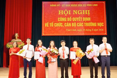 Lãnh đạo xã Vĩnh Linh trao quyết định thành lập các trường học. (Ảnh: Mỹ Hằng)
