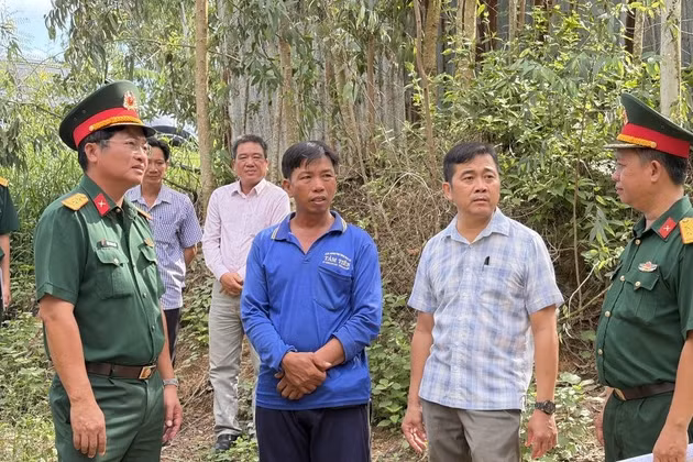 Đoàn công tác Bộ Chỉ huy quân sự tỉnh Tây Ninh cùng lãnh đạo Ủy ban nhân dân xã Hưng Điền khảo sát tại nhà anh Nguyễn Văn Tâm. Ảnh: Xuân Thắng