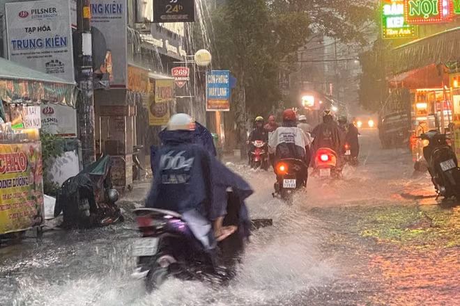 Tuyến đường Nguyễn Văn Quá, phường Đông Hưng Thuận ngập nặng gây khó khăn lưu thông đi lại chiều 23/9 (Ảnh: VÕ LÊ)