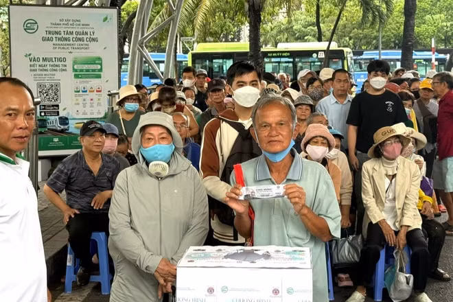 Đông đảo người dân thành phố tham gia Chương trình bốc thăm trúng thưởng sáng 23/9 tại Bến xe buýt Sài Gòn. (Ảnh: QUÝ HIỀN)