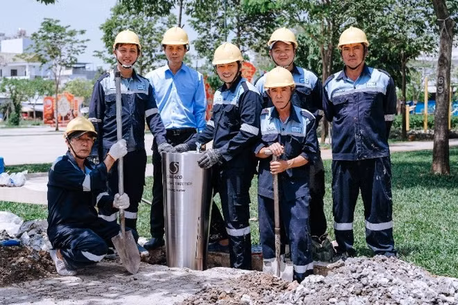 Công ty cổ phần Cấp nước Thủ Đức lắp đặt trụ nước uống tại vòi tại Công viên Phú Hữu, phường Long Trường. (Ảnh: QUÝ HIỀN)