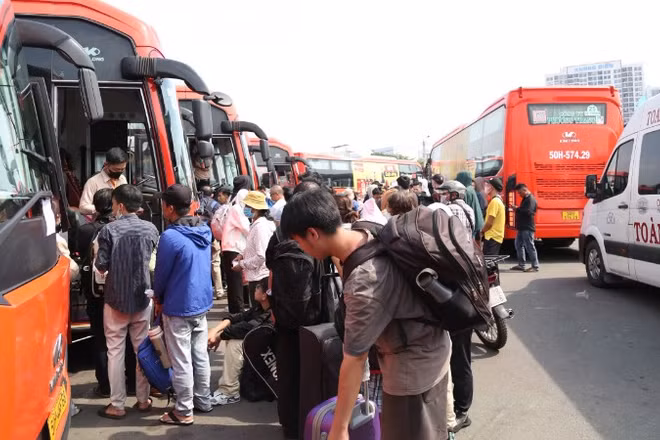 Đến ngày 10/3, có 8 đơn vị vận tải chạy tuyến cố định thông báo điều chỉnh tăng giá trên 50 tuyến, với mức tăng từ 5% đến 36% do tác động từ chi phí nhiên liệu. (Ảnh: QUÝ HIỀN)