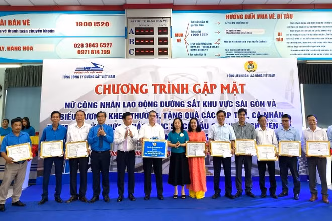 Tổng Liên đoàn Lao động Việt Nam và Tổng Công ty Đường sắt Việt Nam biểu dương, tặng quà cho các tập thể, cá nhân tham gia khắc phục sự cố cầu Ghềnh, sáng 13/3 (Ảnh: QUÝ HIỀN)