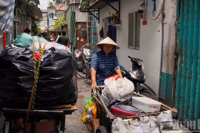 Sinh hoạt của người dân ở Khu Mả Lạng chật hẹp, không bảo đảm phòng cháy chữa cháy. (Ảnh: THẾ ANH)
