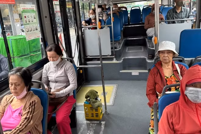 Người dân thành phố đi xe buýt miễn vé kể từ ngày 1/7/2026 là giải pháp góp phần hạn chế sử dụng phương tiện cá nhân (Ảnh: VÕ LÊ)