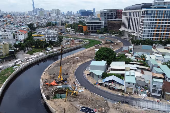 Dọc bờ trái của tuyến rạch Xuyên Tâm được xem là ô nhiễm bậc nhất thành phố, nay "thay da đổi thịt". (Ảnh: QUÝ HIỀN)