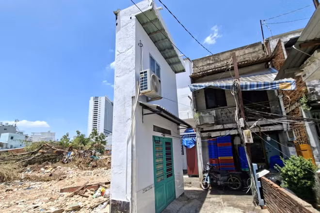 Căn nhà siêu mỏng, diện tích chỉ hơn 2m² nằm đối diện rạch Xuyên Tâm, phường Gia Định. (Ảnh: VÕ LÊ)