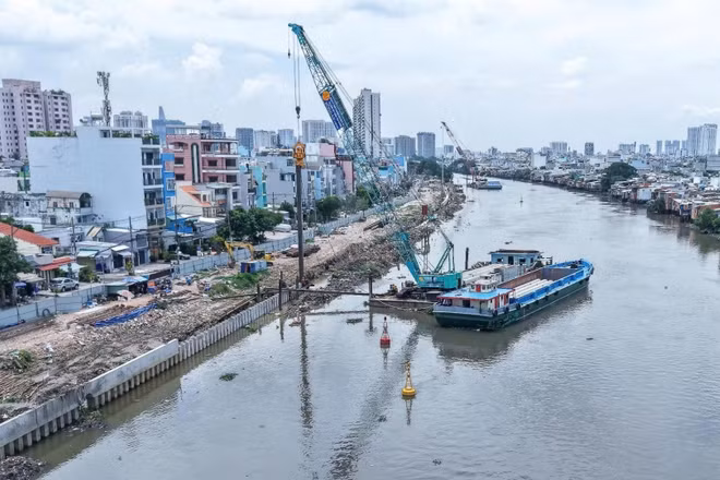 Dự án cải tạo bờ bắc kênh Đôi (Quận 8 cũ) có tổng vốn đầu tư hơn 7.300 tỷ đồng, cải tạo 4,3km bờ kênh. (Ảnh: VÕ LÊ)