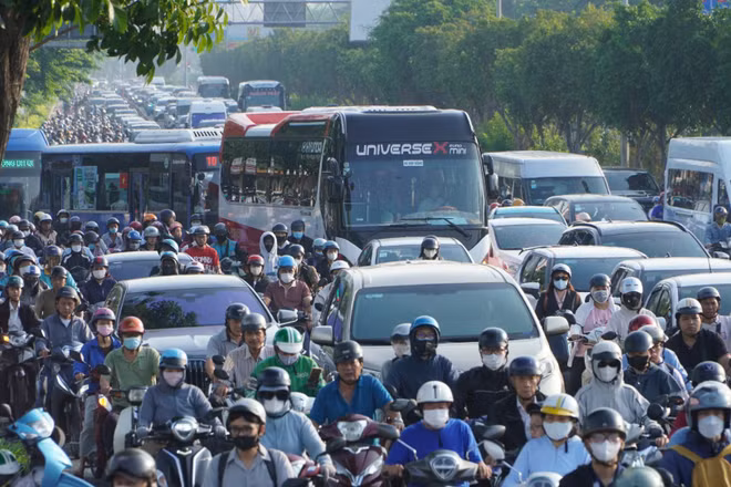 Dòng xe nối đuôi nhau trên đường Điện Biên Phủ hướng về đường Võ Thị Sáu sáng 7/10. (Ảnh: VÕ LÊ)
