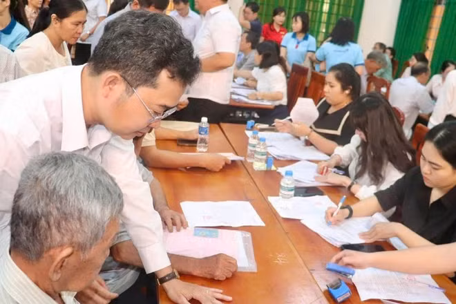 Thành phố Hồ Chí Minh tổ chức chi trả bồi thường cho người dân khu vực Củ Chi nằm trong dự án cao tốc Thành phố Hồ Chí Minh-Mộc Bài (ảnh: QUÝ HIỀN)