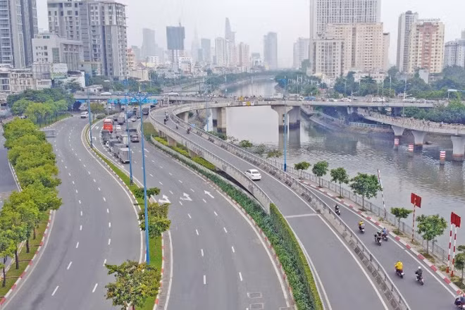 Đường Võ Văn Kiệt là một trong những trục giao thông lớn, kết nối đông tây Thành phố. (Ảnh: VÕ LÊ)