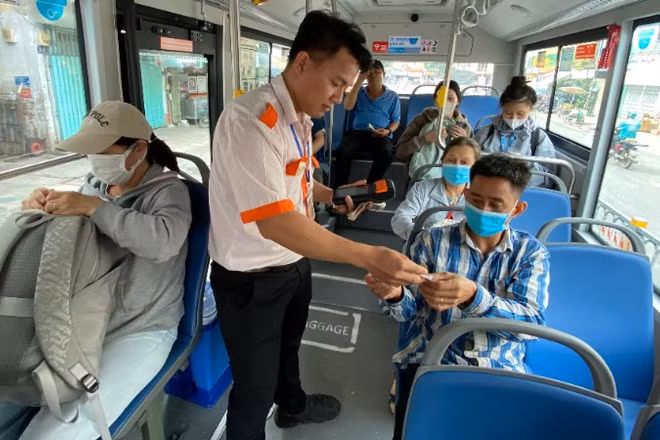 Theo kế hoạch, trong tháng 4 năm nay, người dân Thành phố Hồ Chí Minh sẽ được miễn 100% vé xe buýt đi lại trong nội thành (Ảnh: QUÝ HIỀN)