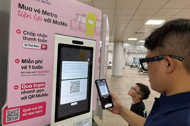 Hành khách thanh toán không dùng tiền mặt mua vé tàu để đi metro (Ảnh: QUÝ HIỀN)