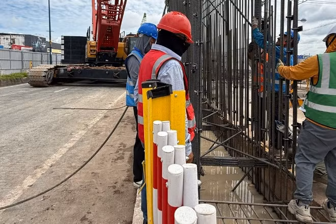 Đơn vị thi công tường vây tuyến Metro số 2, khu vực nhà ga ST10. (Ảnh: QUÝ HIỀN)