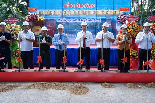 Lãnh đạo xã Nhà Bè tham dự khởi công Công trình nâng cấp Trường trung học cơ sở Nguyễn Bỉnh Khiêm (cơ sở 1 và cơ sở 2). (Ảnh: VÕ LÊ)