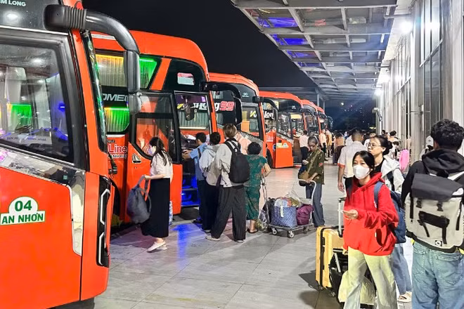 Hành khách tập trung đông đúc tại Bến xe Miền Đông mới rời thành phố về quê đón Tết sớm. (Ảnh: QUÝ HIỀN)