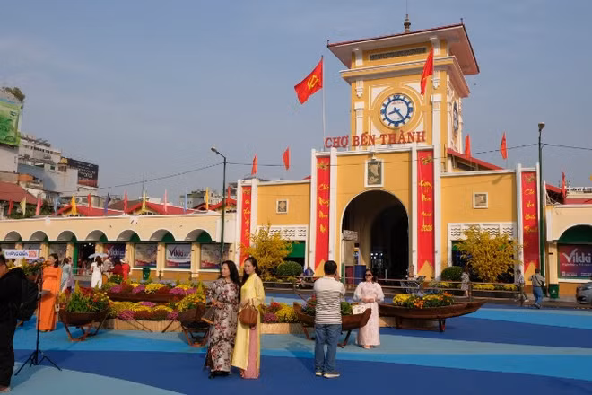 Chợ Bến Thành sau chỉnh trang là nơi thu hút người dân, khách du lịch chụp ảnh, tham quan dịp Tết Nguyên đán Bính Ngọ. (Ảnh: THẾ ANH)