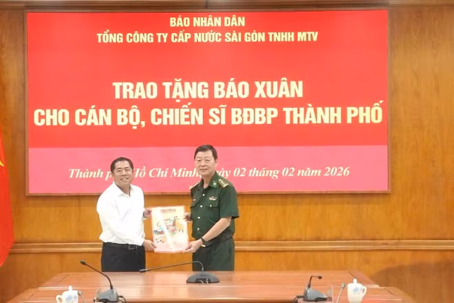 Lãnh đạo Tổng Công ty Cấp nước Sài Gòn trách nhiệm hữu hạn Một thành viên trao tặng Báo Xuân Nhân Dân Bính Ngọ 2026 cho cán bộ, chiến sĩ Bộ đội Biên phòng Thành phố Hồ Chí Minh. (Ảnh: NHẬT THÀNH)