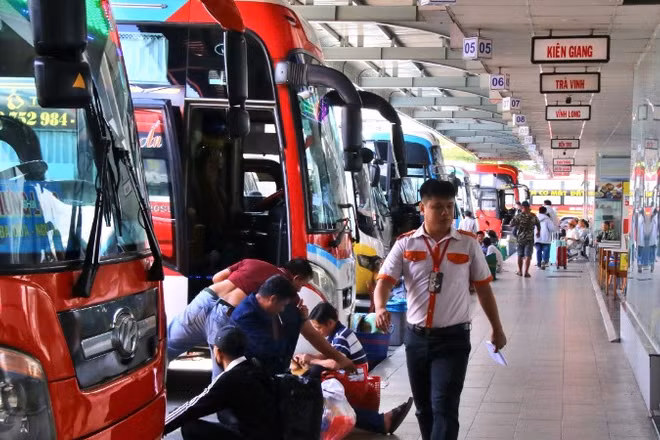 Xe khách giường nằm tại Bến xe Miền Tây. (Ảnh: QUÝ HIỀN)