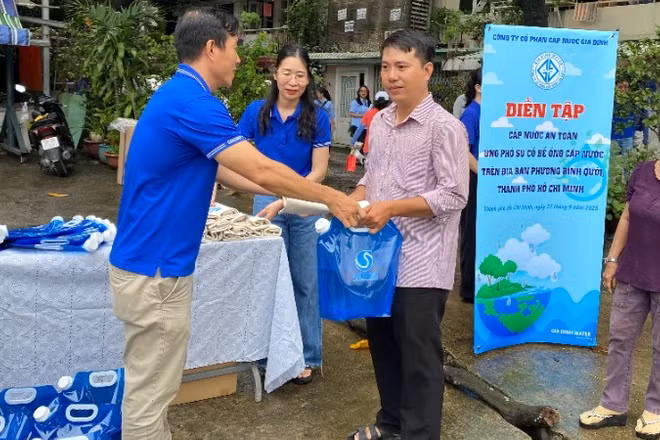 Công ty Cổ phần Cấp nước Gia Định cùng người dân diễn tập cấp nước an toàn nhằm ứng phó sự cố bể ống cấp nước tại lô I, II cư xá Thanh Đá, phường Bình Quới. (Ảnh: QUÝ HIỀN)
