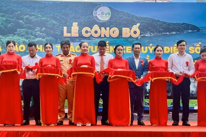 Tuyến xe buýt điện 173 (Trung tâm Côn Đảo-Cỏ Ống) chính thức vận hành ở đặc khu Côn Đảo từ ngày 25/12, giúp bảo vệ Côn Đảo "xanh", giảm phát thải. (Ảnh: VÕ LÊ)