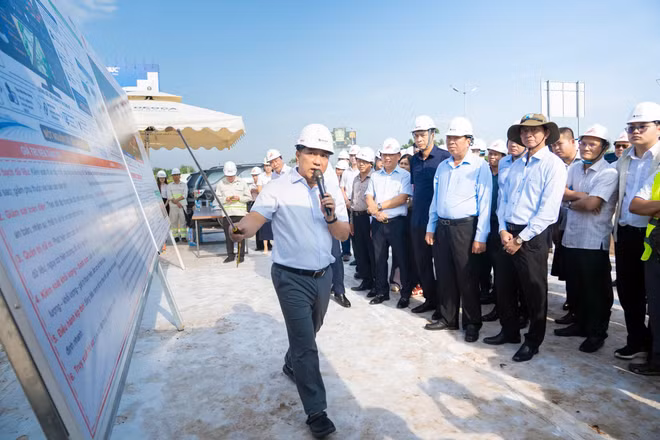 Bộ trưởng Xây dựng Trần Hồng Minh đi thực địa kiểm tra dự án mở rộng cao tốc Thành phố Hồ Chí Minh-Trung Lương-Mỹ Thuận sáng 14/6. (Ảnh: VÕ LÊ)