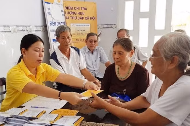 Chăm lo chế độ chính sách cho người cao tuổi, phường An toàn khu. (Ảnh: QUÝ HIỀN)