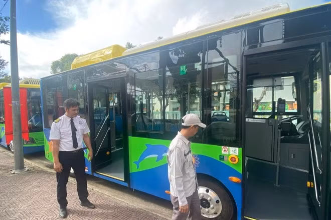 Tuyến xe buýt điện đầu tiên đã đưa vào khai thác tại đặc khu Côn Đảo cuối tháng 12/2025. (Ảnh: VÕ LÊ)