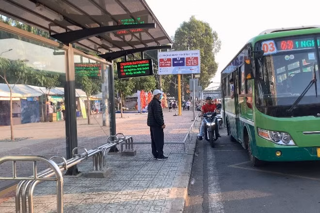 Hành khách đi xe buýt dịp Quốc khánh 2/9 được tặng cờ Tổ quốc và miễn vé (Ảnh: QUÝ HIỀN)