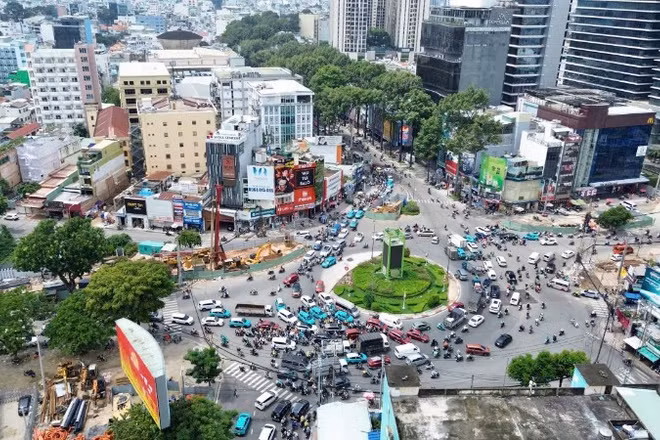 Thi công di dời hạ tầng kỹ thuật tuyến Metro số 2 Bến Thành-Tham Lương, đoạn qua công trường Dân Chủ. (Ảnh: QUÝ HIỀN)