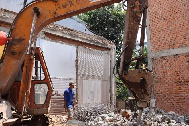 Người dân thuộc dự án mở rộng Quốc lộ 13 tích cực bàn giao mặt bằng sau khi nhận tiền bồi thường, giải phóng mặt bằng. (Ảnh: VÕ LÊ)