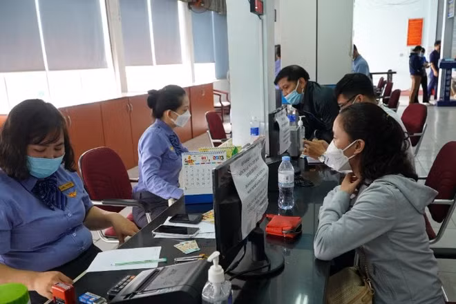 Hành khách mua vé tàu tại ga Sài Gòn. (Ảnh: QUÝ HIỀN)
