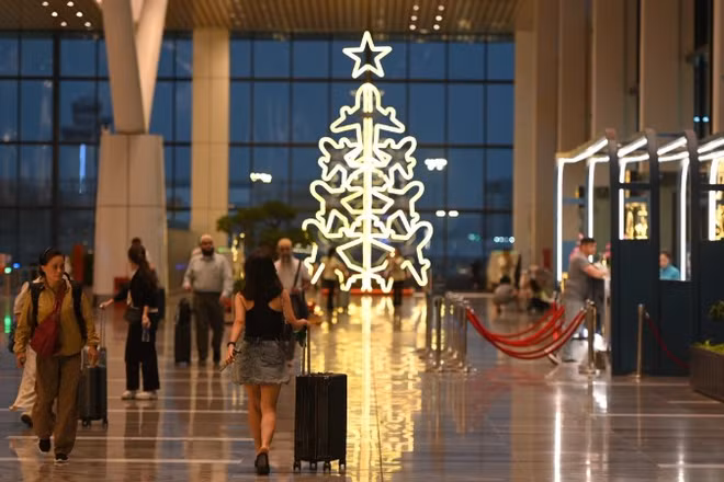 Điểm nhấn của nhà ga T3 Tân Sơn Nhất được trang trí mùa lễ hội là tháp máy được ghép từ 7 chiếc máy bay, trên đỉnh là ngôi sao tỏa sáng. (Ảnh: VÕ LÊ)