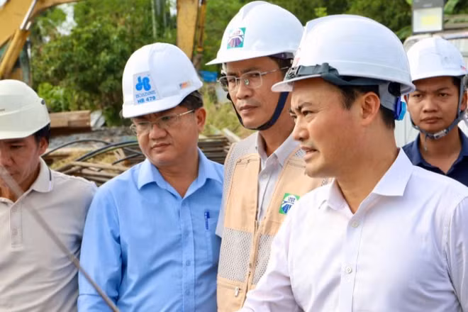 Phó Chủ tịch Ủy ban nhân dân Thành phố Hồ Chí Minh Bùi Xuân Cường dẫn đầu đoàn công tác kiểm tra công trường thi công thuộc Dự án Vành đai 3 đoạn phía tây. (Ảnh: VÕ LÊ)