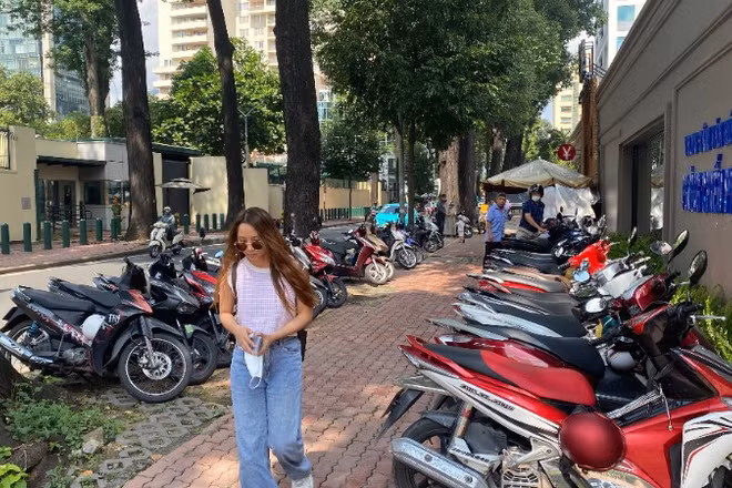 Vỉa hè trên tuyến đường Nguyễn Bỉnh Khiêm, phường Bến Thành kẻ vạch trên vỉa hè để bảo đảm lối đi cho người đi bộ. (Ảnh: QUÝ HIỀN)