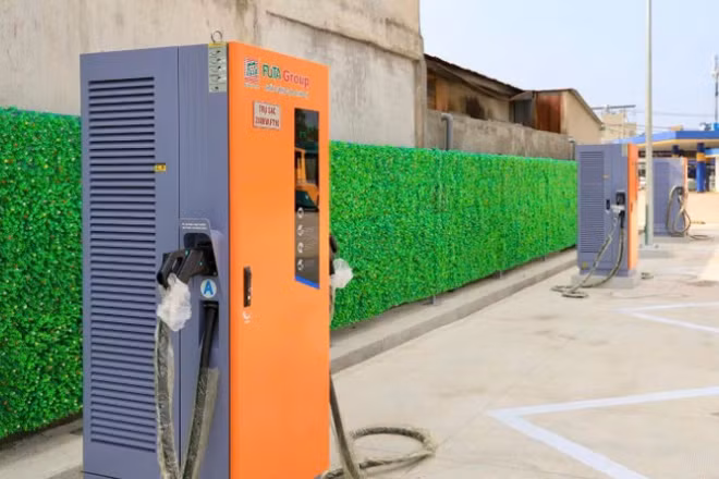 Một trạm sạc điện xe buýt do doanh nghiệp vận tải đầu tư. (Ảnh: VÕ LÊ)