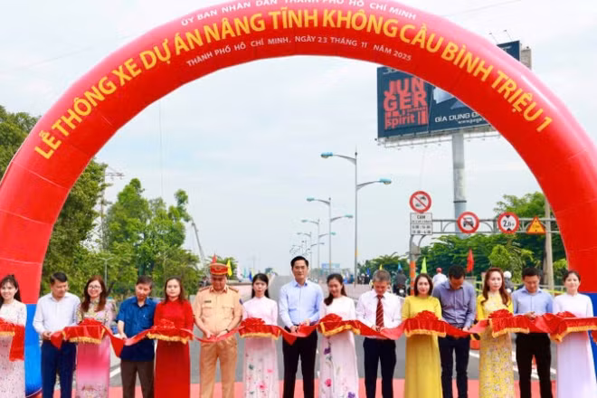 Sở Xây dựng Thành phố Hồ Chí Minh) tổ chức lễ thông xe cầu Bình Triệu 1 sau khi nâng tĩnh không cầu lên thành 7m. (Ảnh: VÕ LÊ)