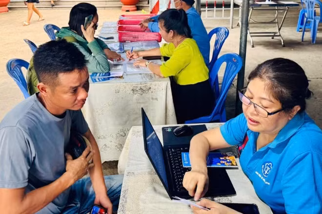 Tuyên truyền chính sách bảo hiểm xã hội, bảo hiểm y tế đối với người lao động làm việc tại các Khu công nghiệp. (Ảnh: QUÝ HIỀN)