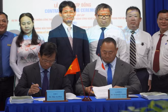 Ban Quản lý dự án đầu tư xây dựng hạ tầng đô thị Thành phố Hồ Chí Minh và Công ty cổ phần Kỹ thuật Yasuda (Nhật Bản) đã ký kết hợp đồng gói Xây lắp 1 thuộc dự án Cải tạo phục hồi đường cống thoát nước cũ, xuống cấp bằng công nghệ không đào hở. (Ảnh: VÕ LÊ)