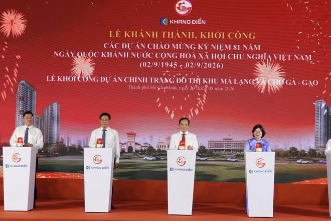 Đồng chí Trần Lưu Quang, Ủy viên Bộ Chính trị, Bí thư Thành ủy Thành phố Hồ Chí Minh cùng các đồng chí lãnh đạo thành phố bấm nút khởi công Dự án Chỉnh trang đô thị khu Mả Lạng và Chợ Gà-Gạo. (Ảnh: VÕ LÊ)