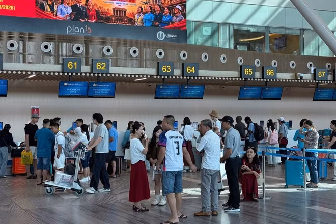 Hành khách làm thủ tục bay tại nhà ga T3, sân bay Tân Sơn Nhất. (Ảnh: VÕ LÊ)