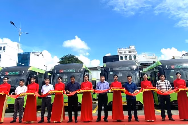 VinBus công bố chuyển đổi toàn bộ 169 xe buýt thuộc 9 tuyến gồm 32, 38, 45, 53, 64, 93, 127, 140, 148 tại Thành phố Hồ Chí Minh sang điện, sáng 27/2. (Ảnh: QUÝ HIỀN)
