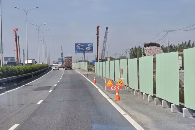 Công trình mở rộng cao tốc Thành phố Hồ Chí Minh-Long Thành-Dầu Giây gấp rút thi công, giúp kết nối hạ tầng giao thông từ Thành phố Hồ Chí Minh đến sân bay Long Thành (ảnh: QUÝ HIỀN)